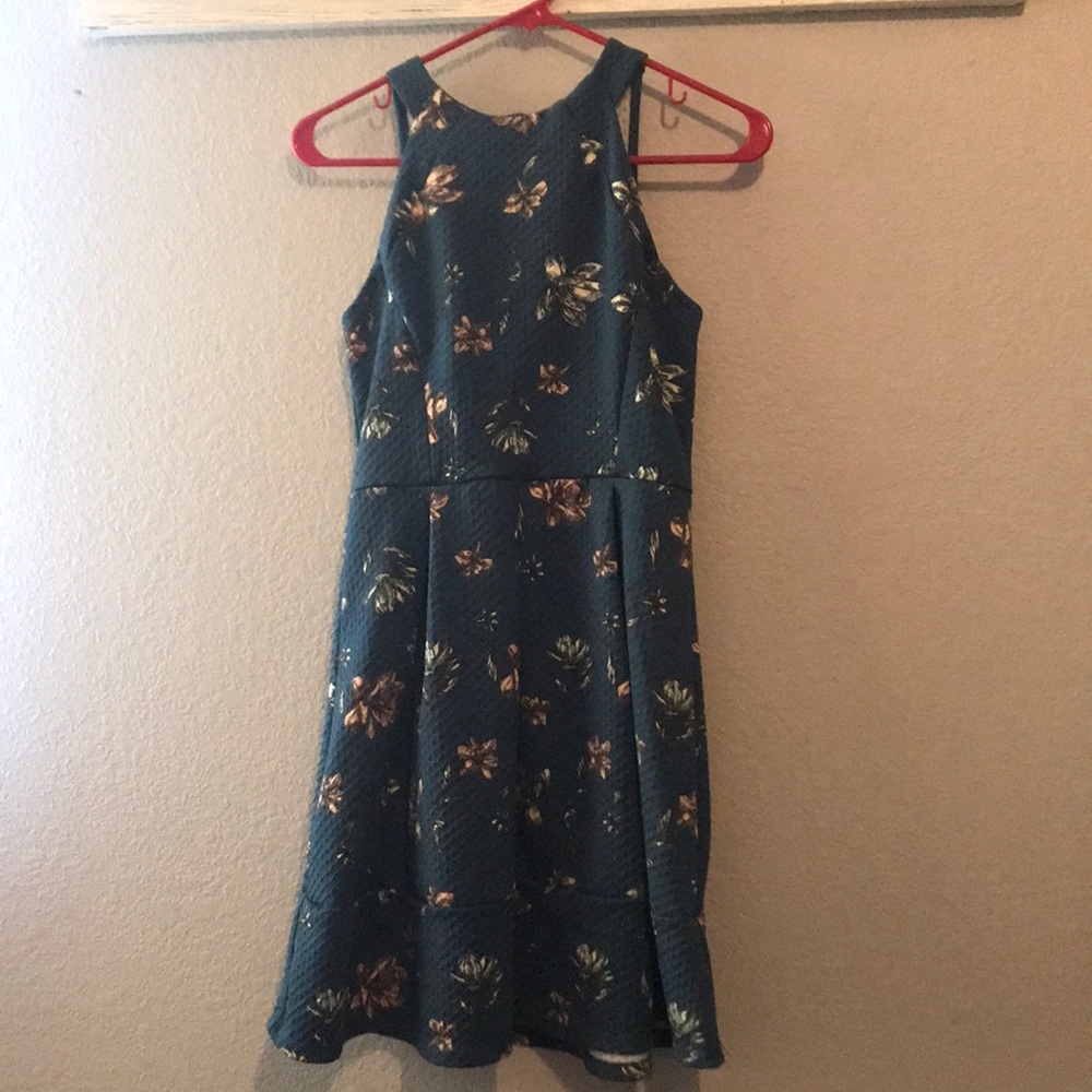 Cute dress with cutout